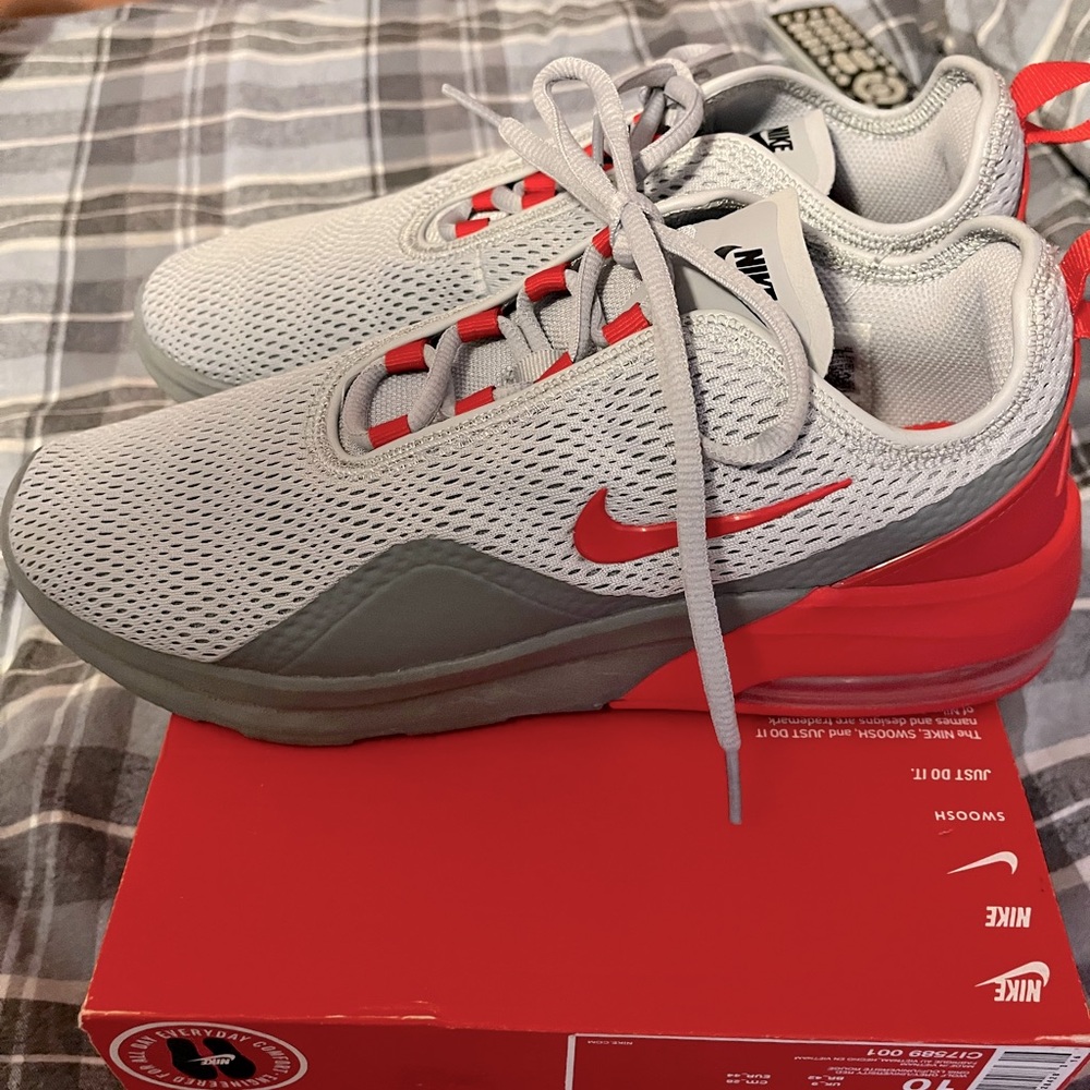 Mens Nike AIR MAX MOTION 2 Size 10 EUR 44 Grey Red Preowned